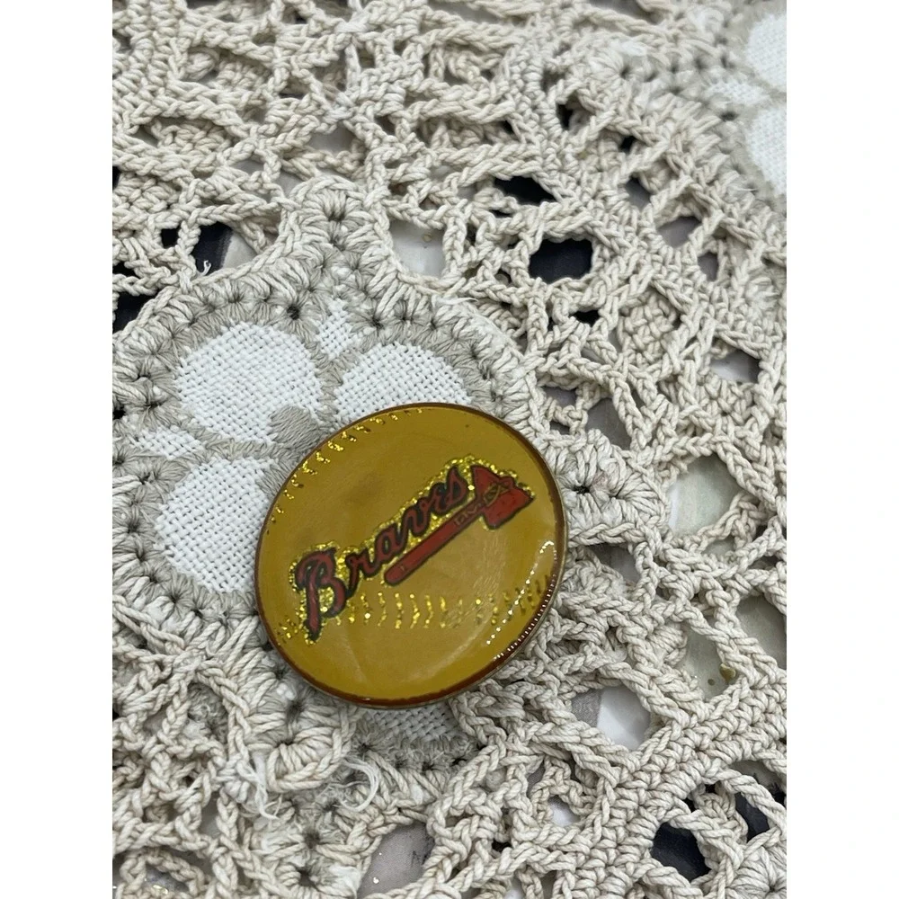 VTG Lapel Hat Pin Pinback Gold‎ Tone Round MLB Atlanta Braves Glossy